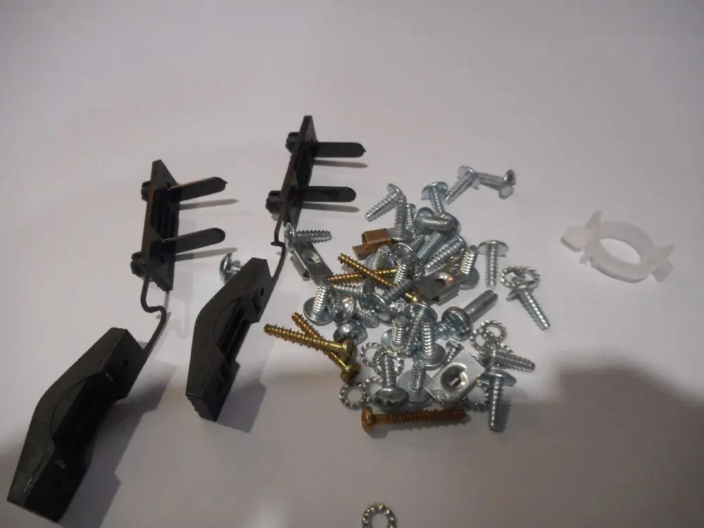 Schraubensatz mit verschiedenen Metallschrauben, Unterlegscheiben und Kunststoffteilen, geeignet für die Verwendung in Remeha Produkten.